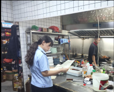 <b>沉点关心食材的新颖度及储存环境、加工制做过</b>