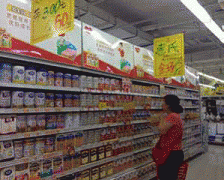 <b><b>包罗的卤味烤禽、现场制售的面包糕饼及保健品</b></b>